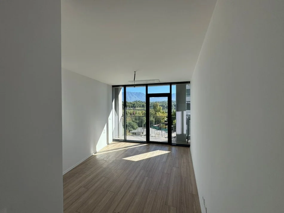 Tirane, jepet me qera apartament 3+1 Kati 3, 123 m² 1.400 € (liqeni i tiranes)
