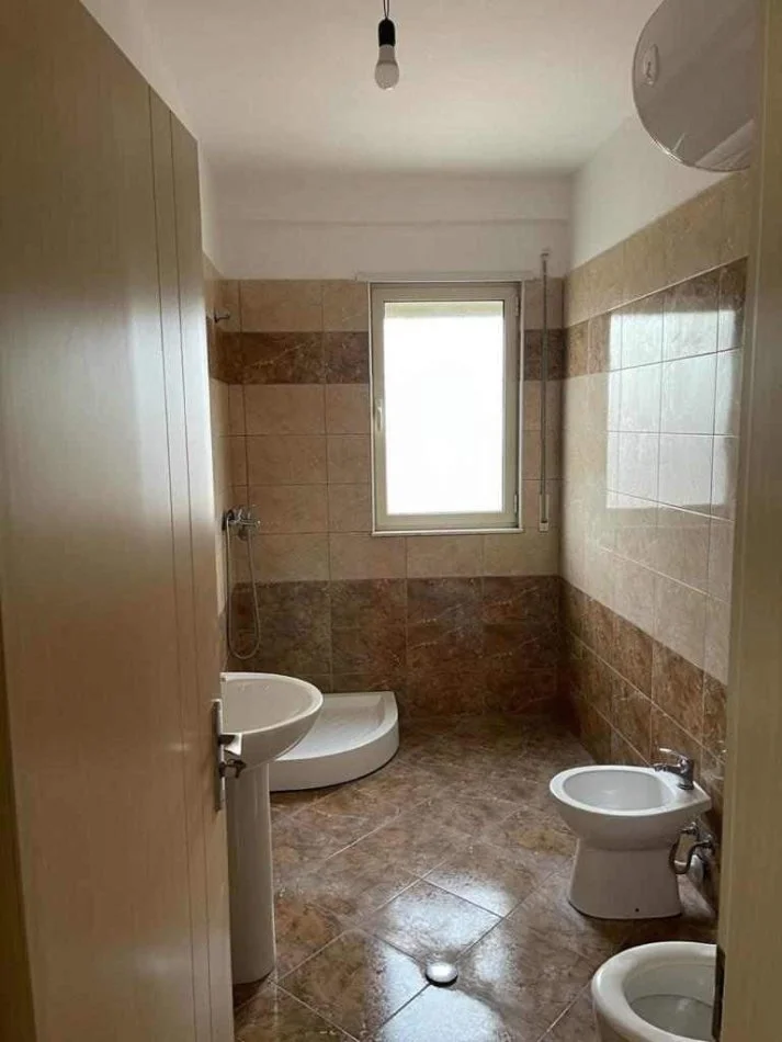 Durres,JEPET ME QERA apartament 2+1+Ballkon , (DURRES PRANE SHKOLLES PAVARSIA)