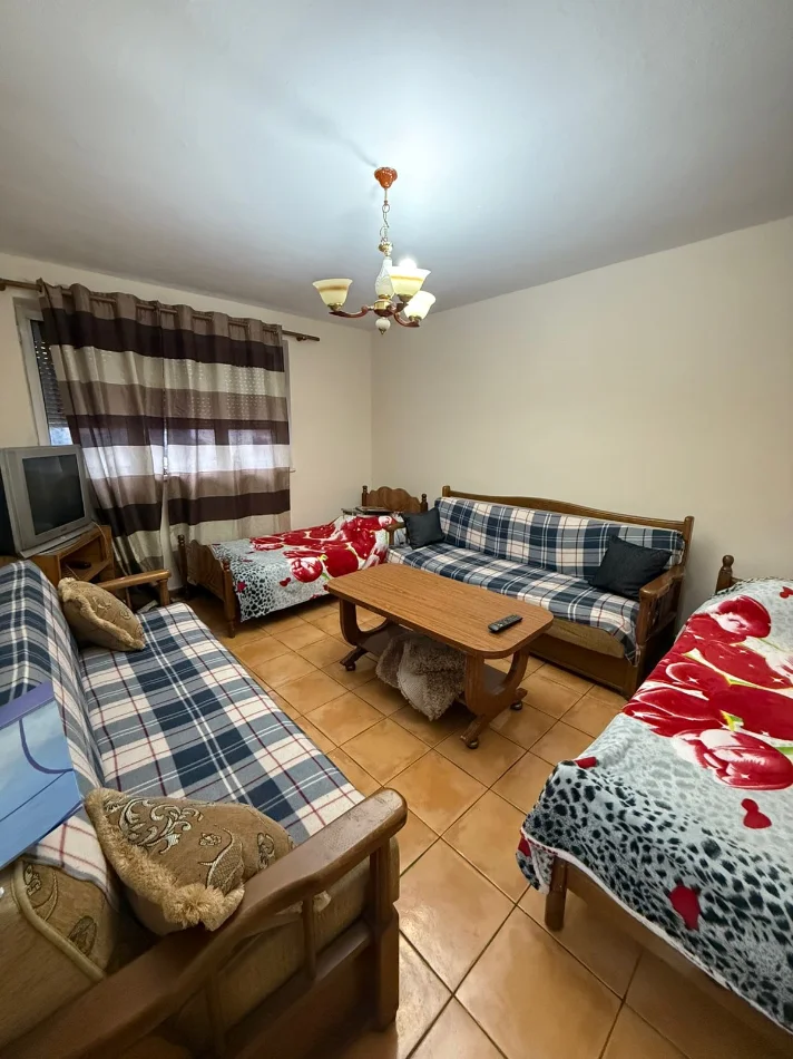 Tirane, jepet me qera apartament 1+1 Kati 3, 65 m² 400 € (21 Dhjetori prane Kryqezimit)