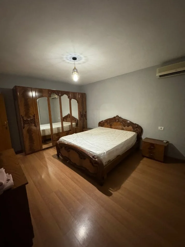 Tirane, jepet me qera apartament 2+1+Ballkon Kati 4, 85 m² 500 € (Rr Irfan Tomini perballe Hilton Hotel)