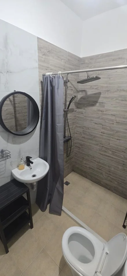 Tirane, jepet me qera apartament 1+1+Ballkon Kati 1, 50 m² 300 € (Nikolle Mekjashi)