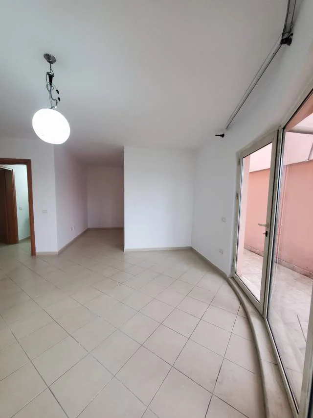 Tirane, jepet me qera apartament 2+1 Kati 4, 140 m² 300 Euro (Sotir Caci)