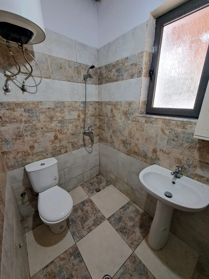 Tirane, jepet me qera apartament 1+1+Ballkon Kati 0, 55 m² 200 € 