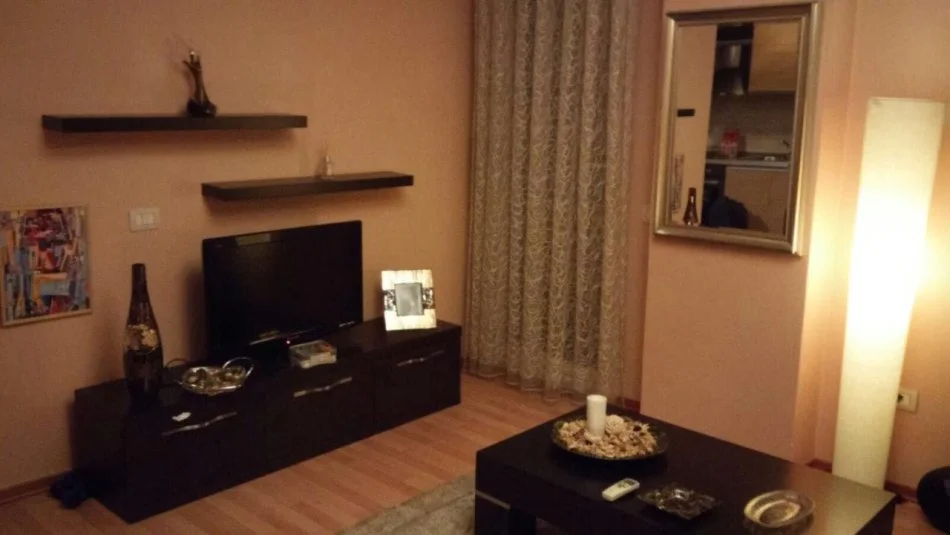 Tirane, jepet me qera apartament 1+1 Kati 4, 70 m² 450 € (Rruga Elbasanit)