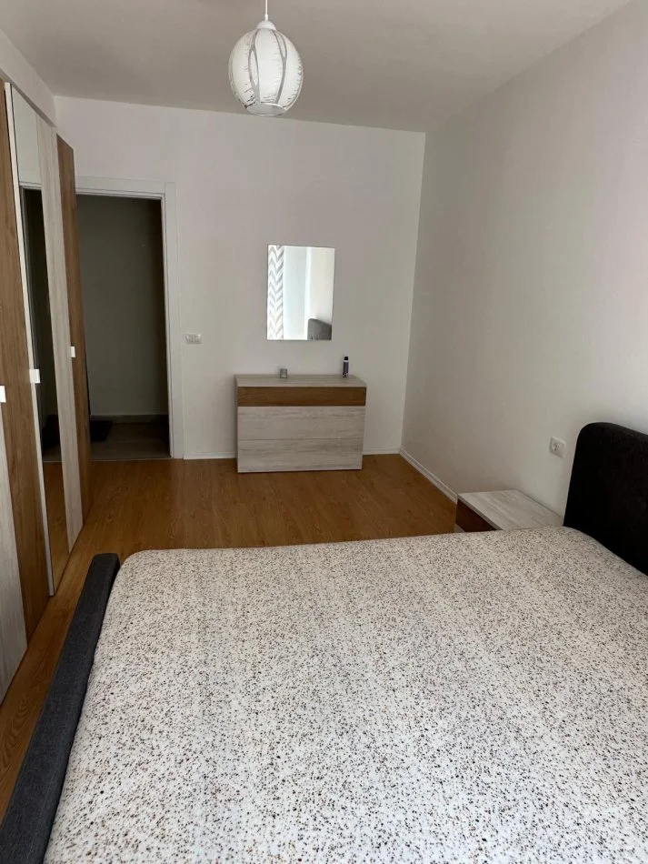 Tirane, jepet me qera apartament 2+1 Kati 4, 500 € (Univers city)