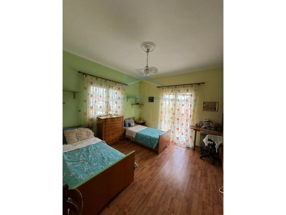 Tirane, jepet me qera apartament 2+1 Kati 2, 160 m² 400 € (shkoze)