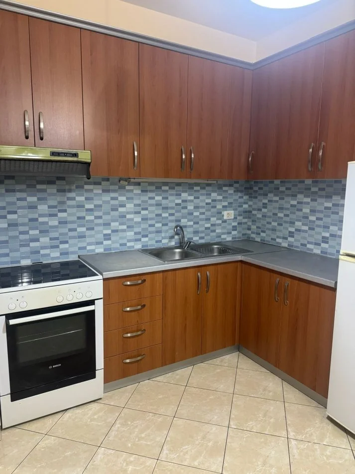Tirane, jepet me qera apartament 1+1+Ballkon Kati 5, 75 m² 400 € (rruga Don Bosko)