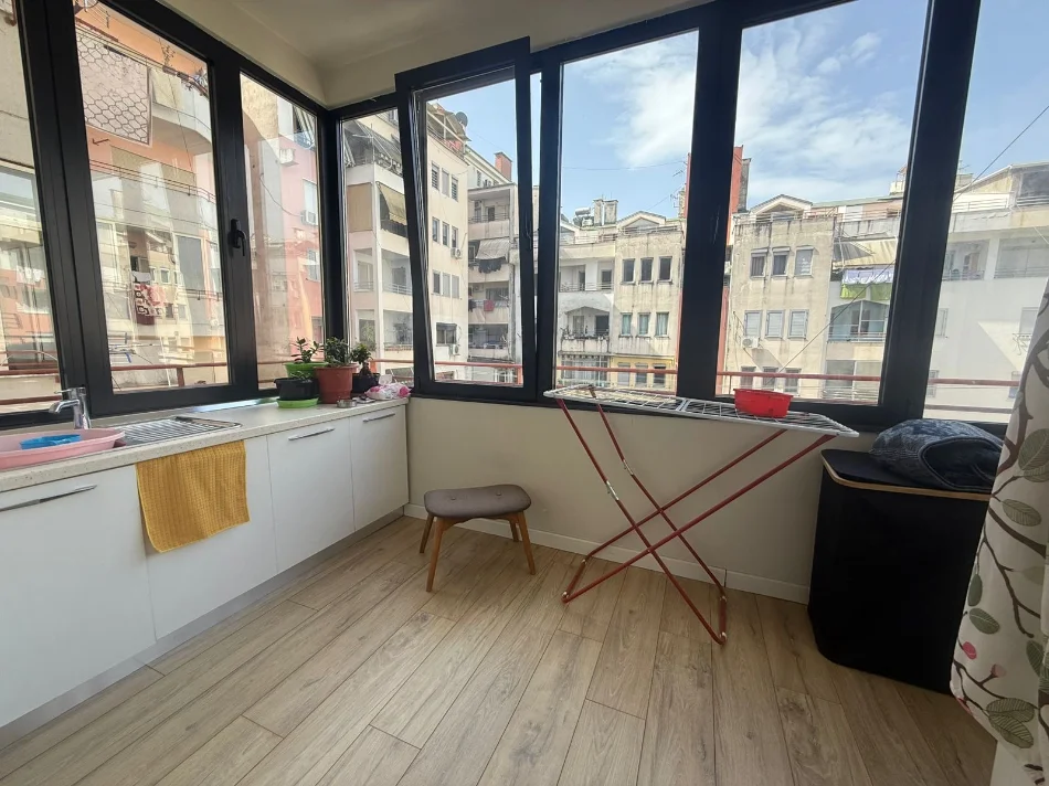 Tirane, shitet apartament 1+1+Ballkon Kati 4, 75 m² 130.000 € (Rruga e Thesarit)