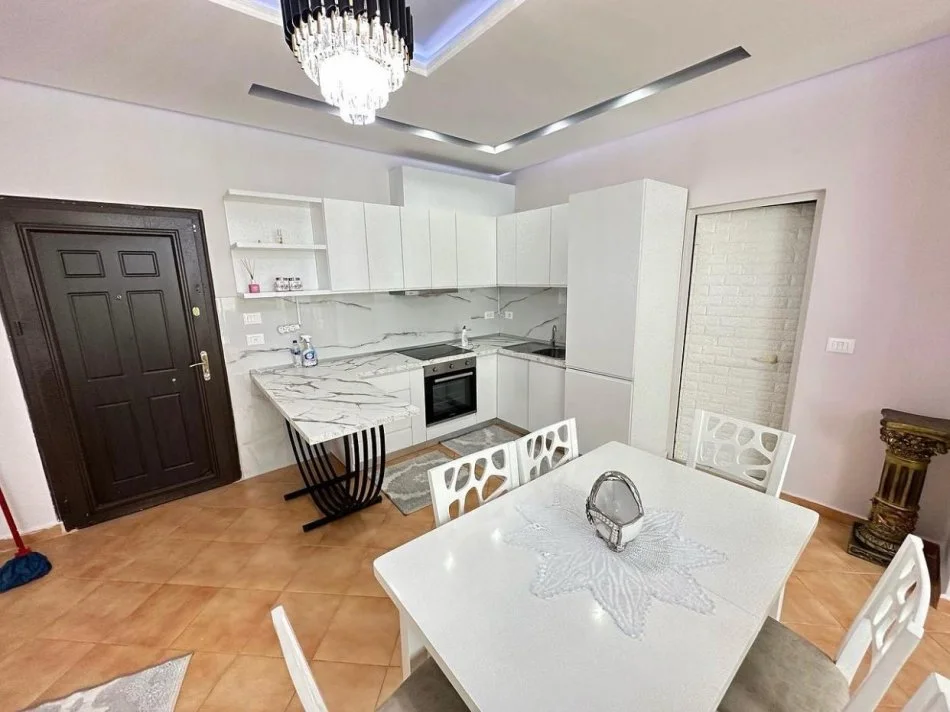 Tirane, jepet me qera apartament 1+1+Ballkon Kati 4, 60 m² 600 € (Liqeni i Thate)