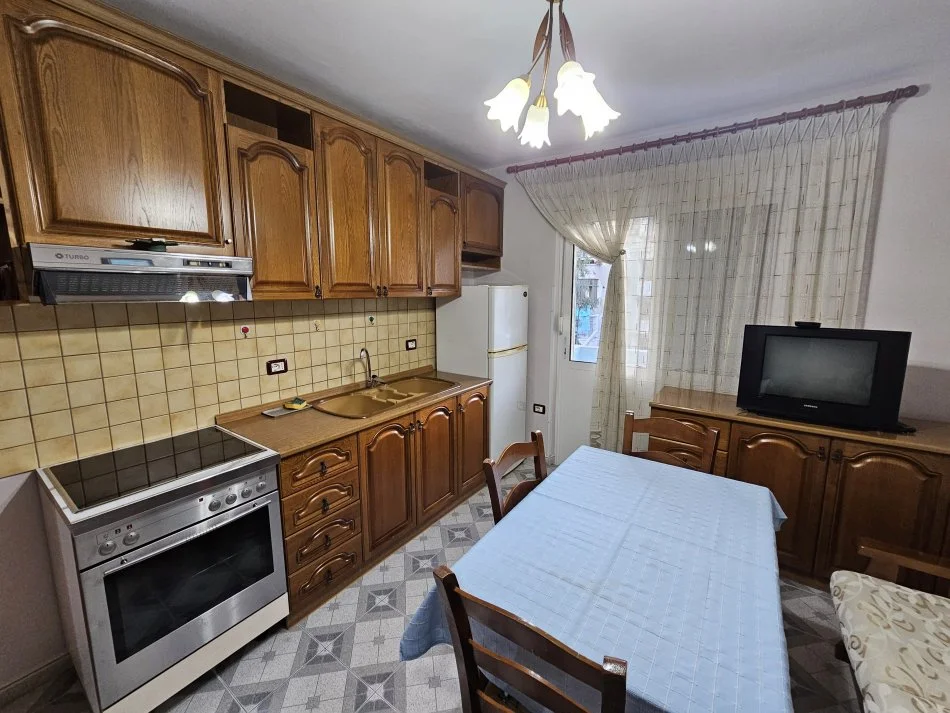 Tirane, jepet me qera apartament 2+1+Ballkon Kati 3, 500 € (21 Dhjetori)