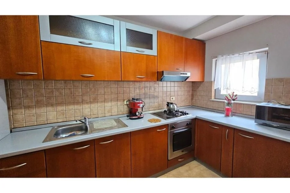 jepet me qera , 100 m² 450 € (Apartament 2+1 per qira te Rruga Bardhyl)