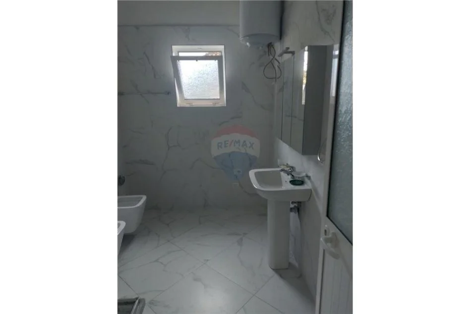 jepet me qera , 100 m² 400 € (Apartament 2+1 me qira prane shinave te Trenit)