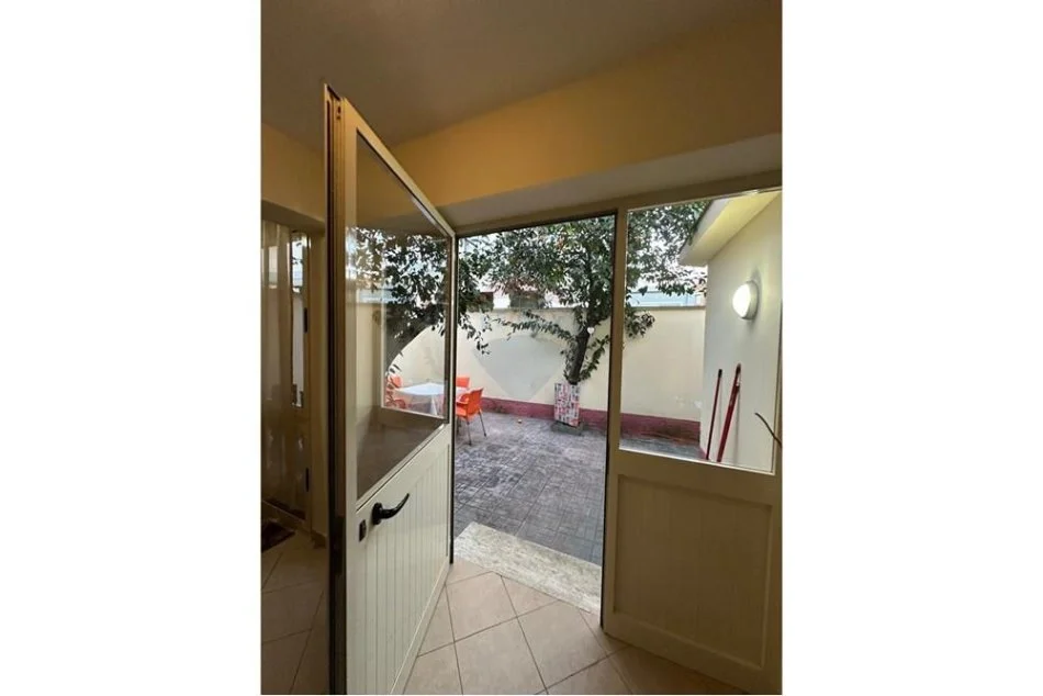 jepet me qera , 50 m² 400 € (Ofrojme per qira shtepi private me oborr ne Xhamllik.)