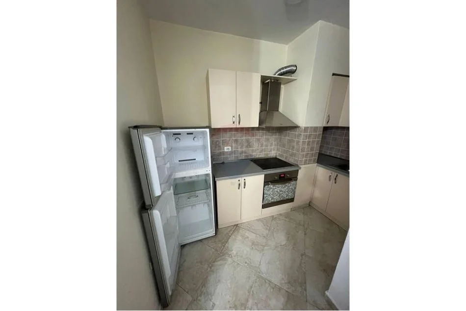 jepet me qera , 40 m² 450 € (Garsoniere me qira tek rruga e Barrigadave.)