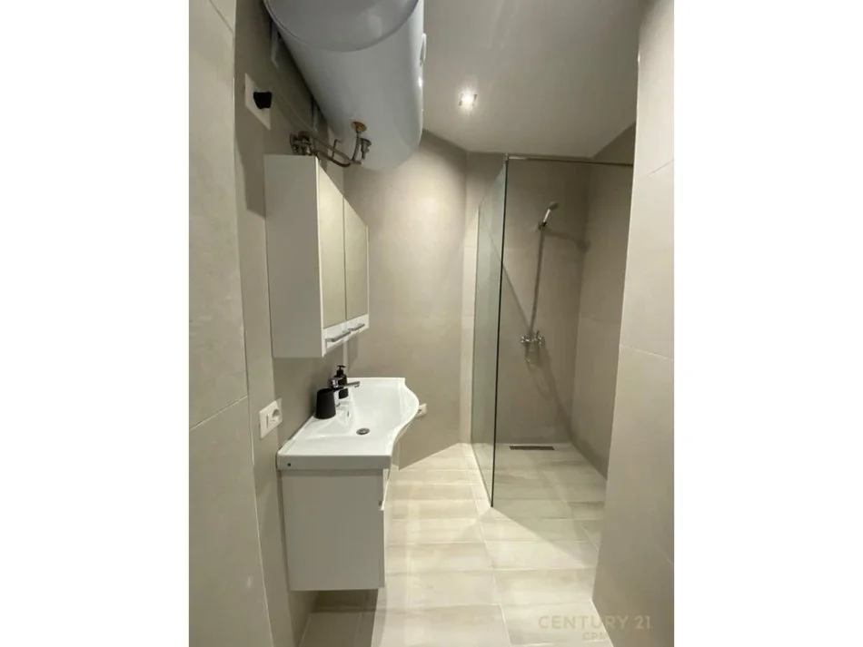 Tirane, jepet me qera apartament 1+1 Kati 2, 65 m² 500 € (21 Dhjetori, pranë Fakultetit të Inxhinierisë së Ndërtimit, përballë konvikteve)