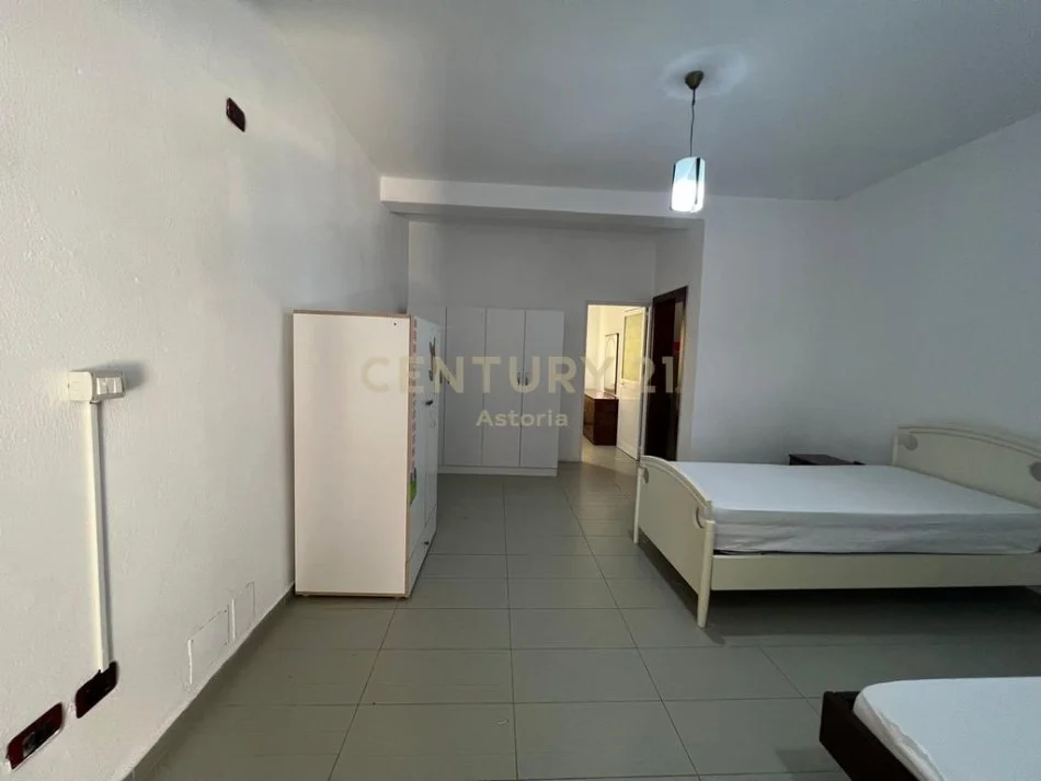 Tirane, jepet me qera apartament 2+1+Ballkon Kati 2, 90 m² 430 € (Prane fakultetit te ekonomise, Tirane)