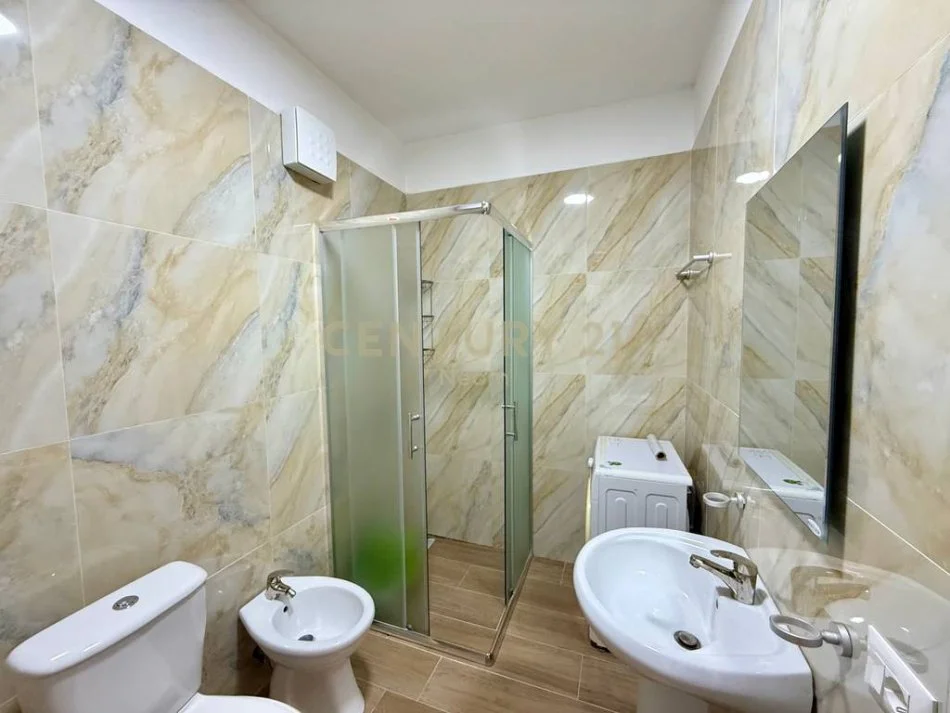 Tirane, jepet me qera apartament 1+1+Ballkon Kati 2, 70 m² 650 € (Selvia, Tiranë)