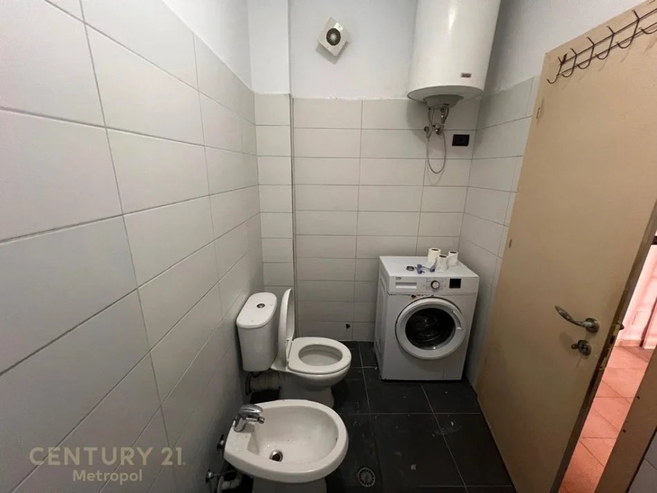 Tirane, jepet me qera apartament 1+1+Ballkon Kati 2, 56 m² 380 € (Pranë Restorant Freskut, Tiranë)