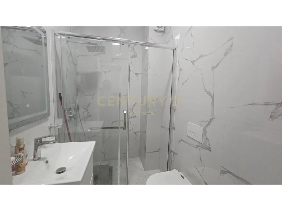 Tirane, jepet me qera apartament 2+1+Aneks+Ballkon Kati 4, 116 m² 500 € (Kinostudio, Tiranë)