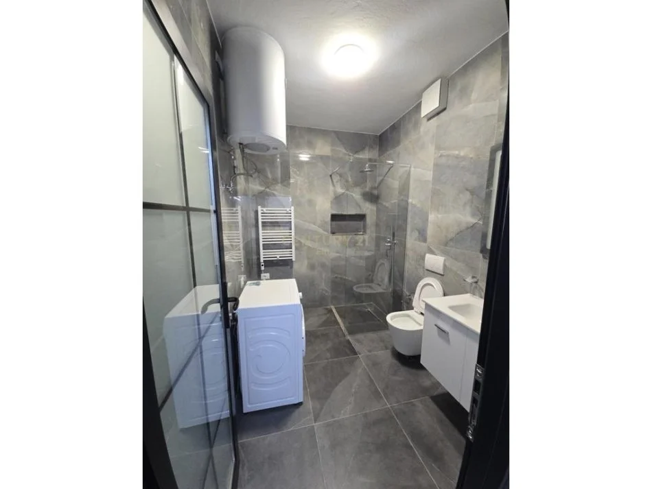 Tirane, jepet me qera apartament 1+1+Ballkon Kati 1, 60 m² 700 € (Bulevardi Zogu i Parë, Tiranë)