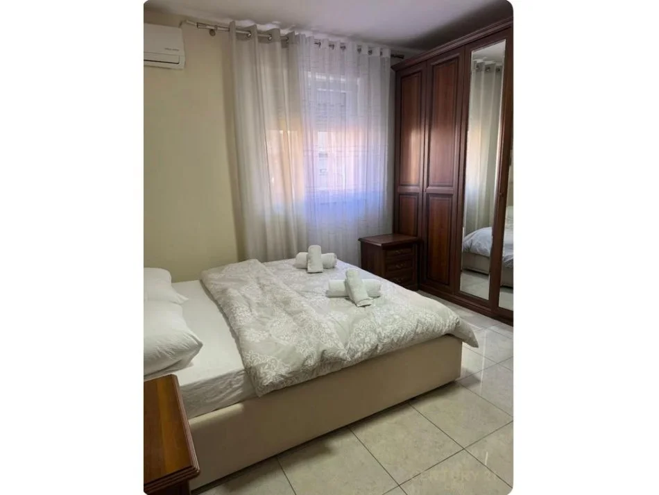 Apartament 1+1 me qera te Shkolla e Kuqe prane Pazarit te Ri