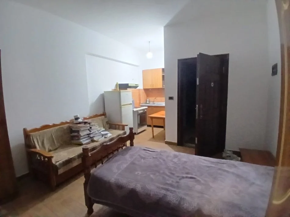 Tirane, jepet me qera vetem 1 dhome 1+1 Kati 2, 30 m² 280 € (Rruga E Kavajes)
