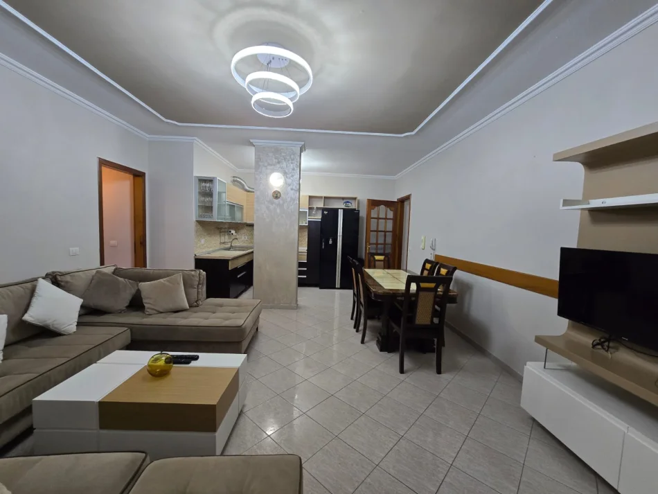 Tirane, jepet me qera apartament 2+1 , 110 m² 800 € (Rruga e Kavajes)