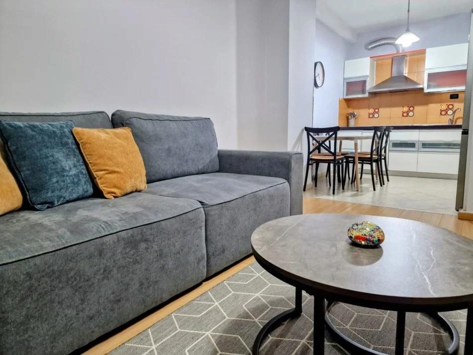 Tirane, jepet me qera apartament 2+1+Ballkon Kati 3, 113 m² 900 € (Komuna e Parisit)