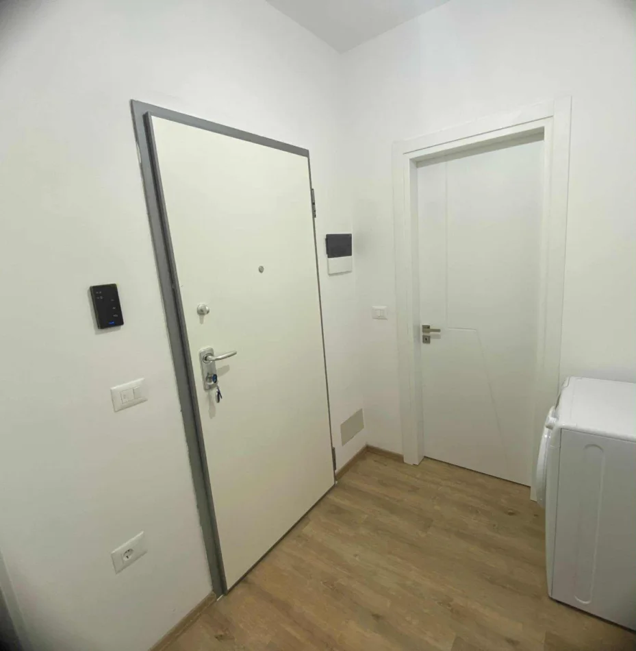 Tirane, jepet me qera apartament 1+1 , 65 m² 600 € (Porcelan)