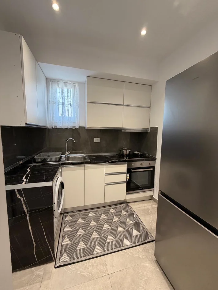 Tirane, jepet me qera apartament 1+1 Kati 1, 62 m² 450 € 