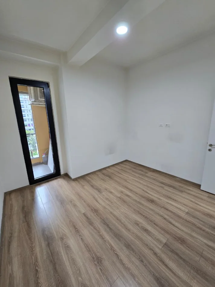Tirane, jepet me qera zyre Kati 3, 95 m² 1.100 € 