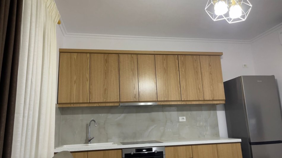 Tirane, jepet me qera apartament 1+1+Ballkon Kati 1, 65 m² 450 € (rruga e Kavajes)