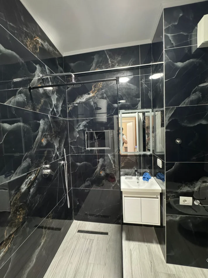 Tirane, jepet me qera apartament 1+1+Ballkon Kati 3, 70 m² 500 € (urban gate)