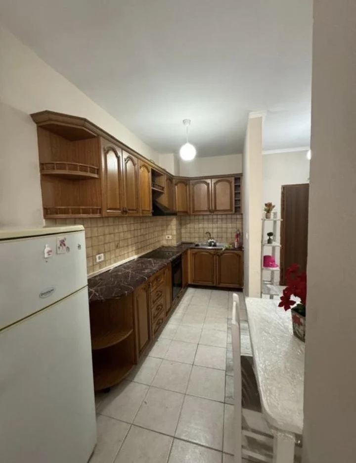 Tirane, shes apartament 1+1 Kati 10, 80 m² (Shkolla Qazim Turdiu)