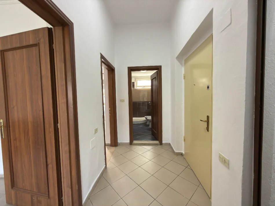 Tirane, jepet me qera apartament 2+1+Ballkon Kati 4, 65 m² 450 € (Bulevardi Zogu i Parë)