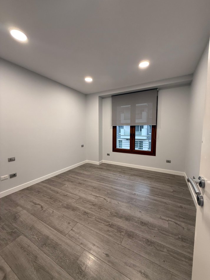 Tirane, jepet me qera zyre Kati 7, 200 m² 2.500 € (Prane Delijorigjit)