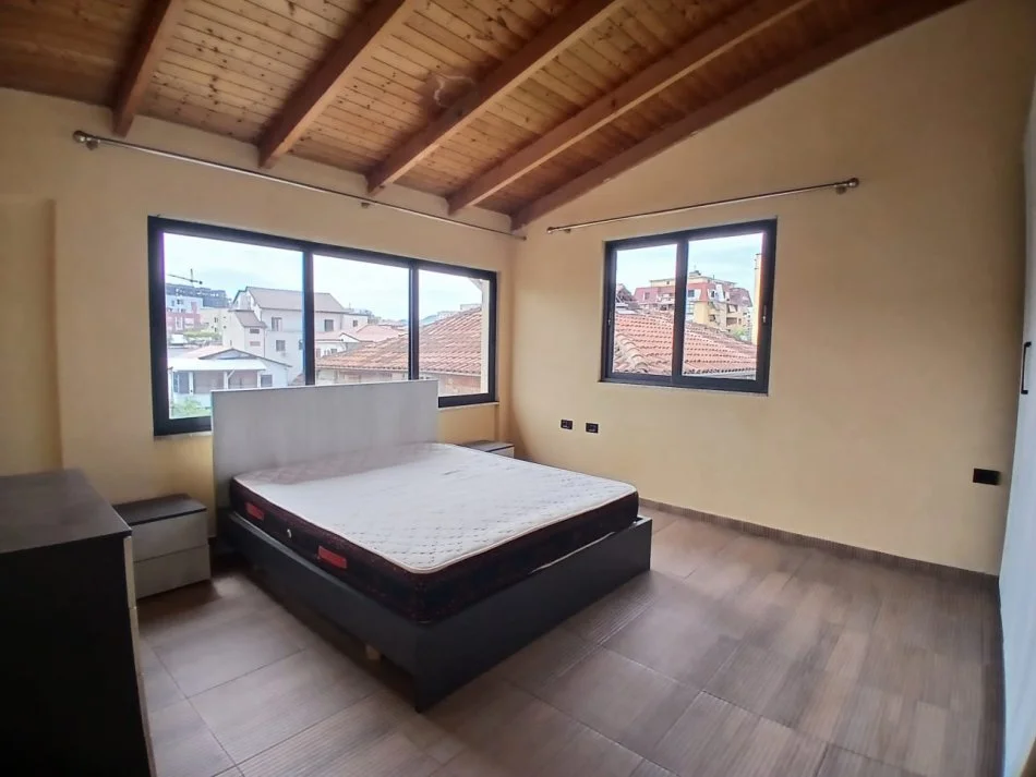 Tirane, jepet me qera apartament 2+1+Ballkon Kati 4, 120 m² 500 € (Ish Fusha e Aviacionit)