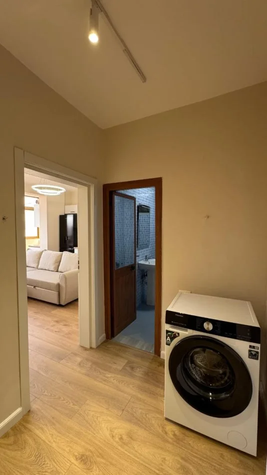 Tirane, jepet me qera apartament 2+1 Kati 5, 85 m² 650 € (Rr.Kongresi Lushnjes)