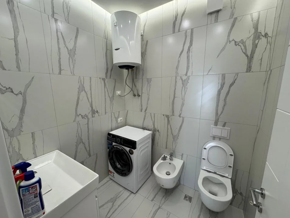 Tirane, jepet me qera apartament 3+1 Kati 6, 120 m² 650 € (Univers City)