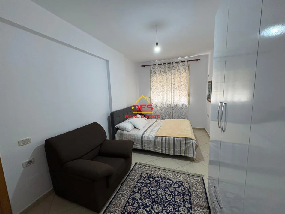Vlore, jepet me qera apartament 1+1+Ballkon Kati 5, 70 m² 500 € (Rruga Murat Tërbaçi)