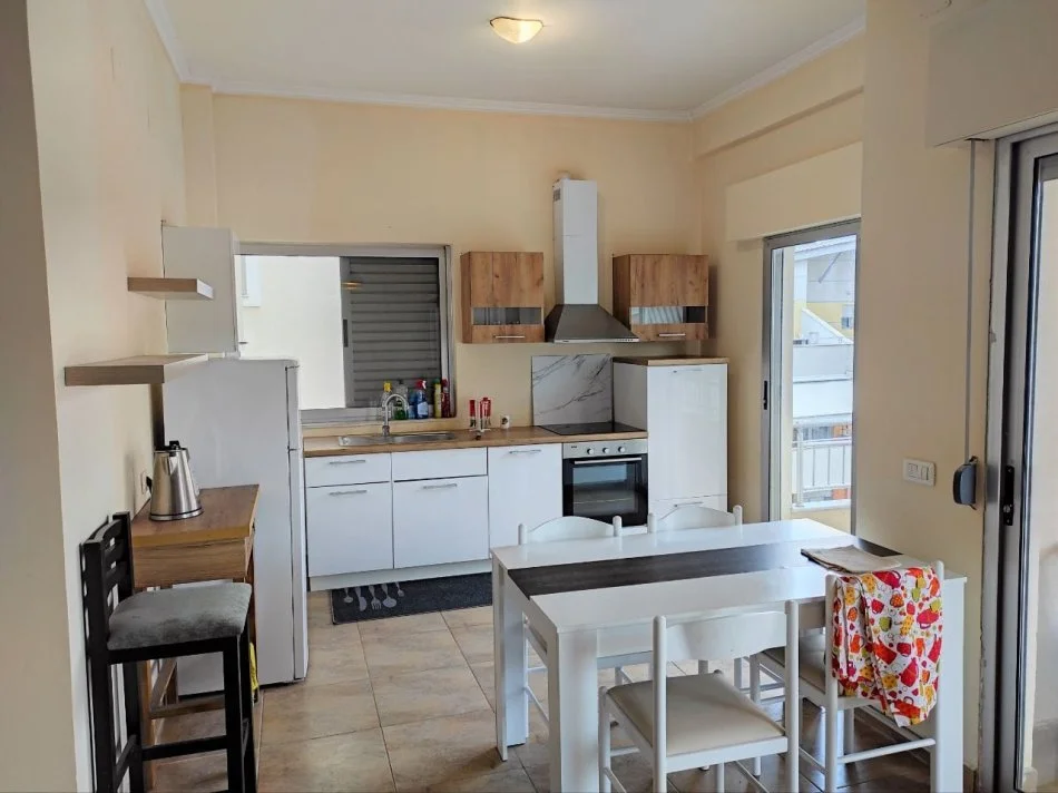 Tirane, jepet me qera apartament 3+1+Ballkon Kati 2, 120 m² 650 € (rruga Peti)