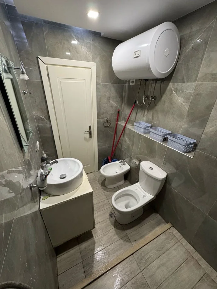 Tirane, jepet me qera apartament 1+1 Kati 4, 65 m² 600 € (Rruga 21 dhjetori)