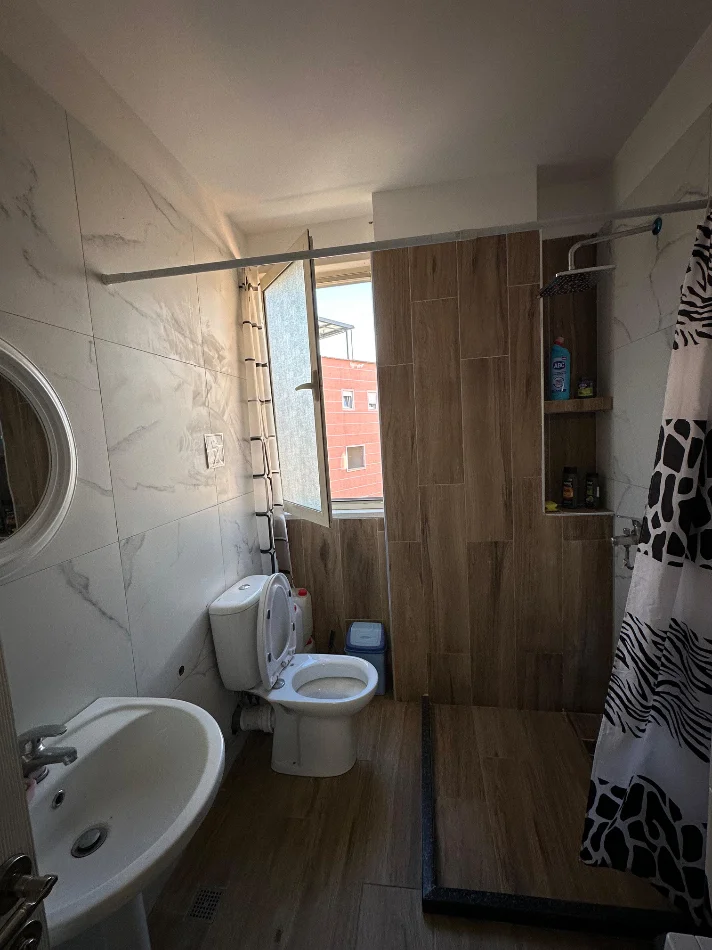 Tirane, jepet me qera apartament 3+1 , 100 m² 630 € (Kopshti Botanik)