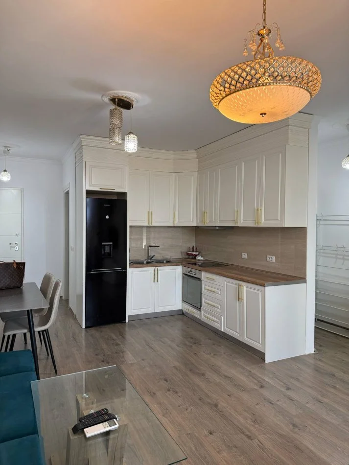 Tirane, jepet me qera apartament 2+1+Ballkon Kati 6, 95 m² 700 € (KOMPLEKSI FIORI DI BOSKO)