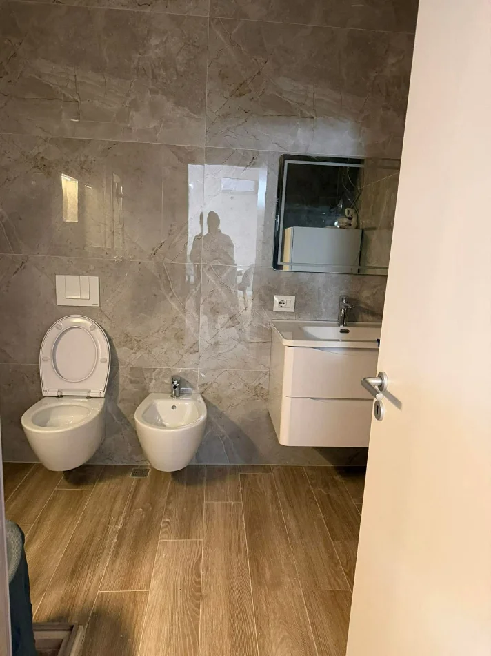 Tirane, jepet me qera apartament 1+1 Kati 8, 65 m² 700 € (Zogu i Zi)