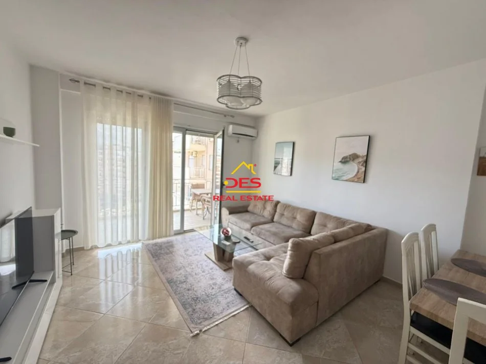 Vlore, jepet me qera apartament 2+1+Ballkon Kati 8, 110 m² 500 € (Rruga Shyqyri Ali Merka)