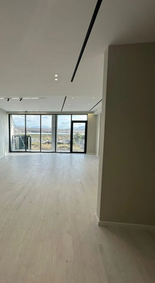 Tirane, jepet me qera ambjent biznesi Kati 6, 125 m² 1.300 € (Lake View Residence)