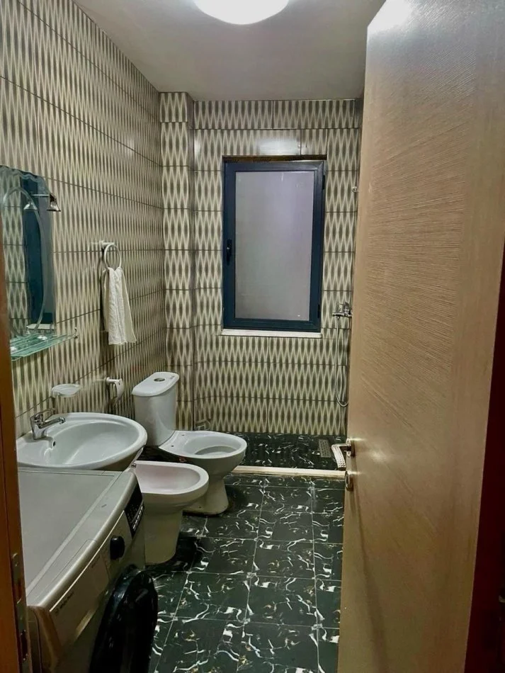Tirane, jepet me qera apartament 1+1+Ballkon Kati 3, 70 m² 400 € (Rruga 5 Maj , prane pallateve te bashkise)