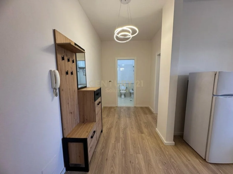 Tirane, jepet me qera apartament 1+1+Ballkon Kati 5, 70 m² 650 € (Komuna e Parisit, pranë Kompleksit Dinamo)