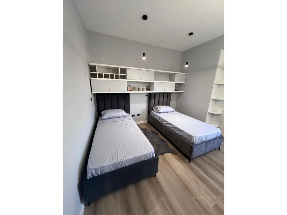 Tirane, jap me qera apartament 2+1+Ballkon Kati 4, 100 m² 800 € (Rruga Fortuzi, pranë Ministrisë së Drejtësisë)